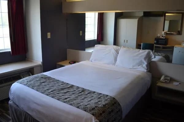 Non Smoking Queen Bed - Image 1