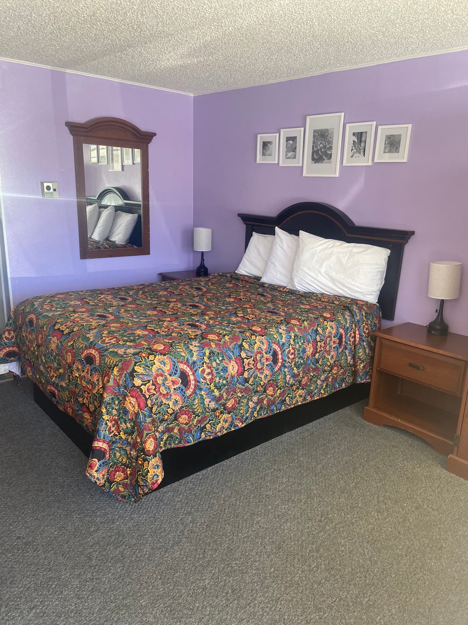 Non Smoking Queen Bed - Image 1