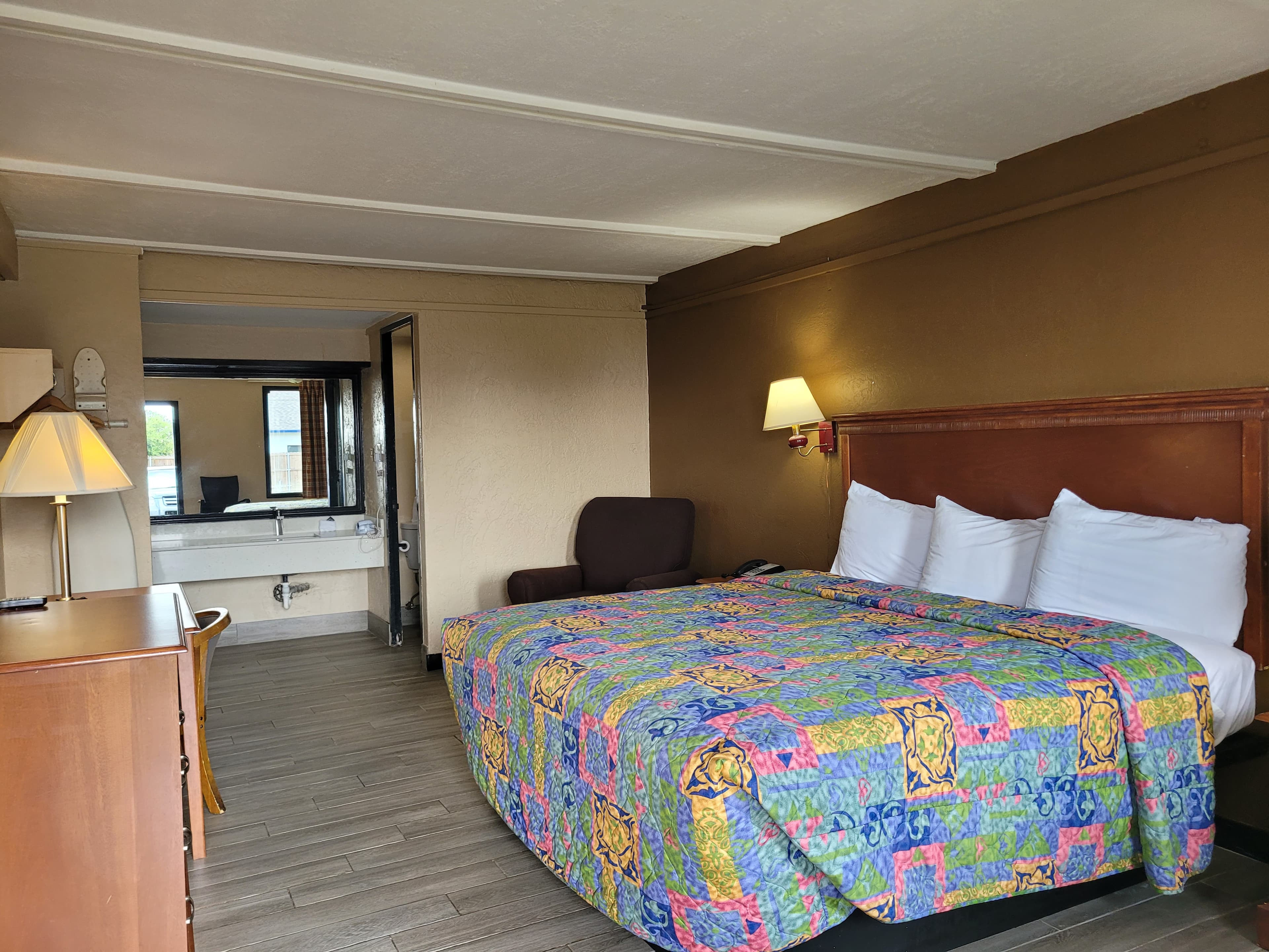 Non Smoking King Bed - Image 1