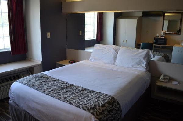 Non Smoking Queen Bed - Image 1
