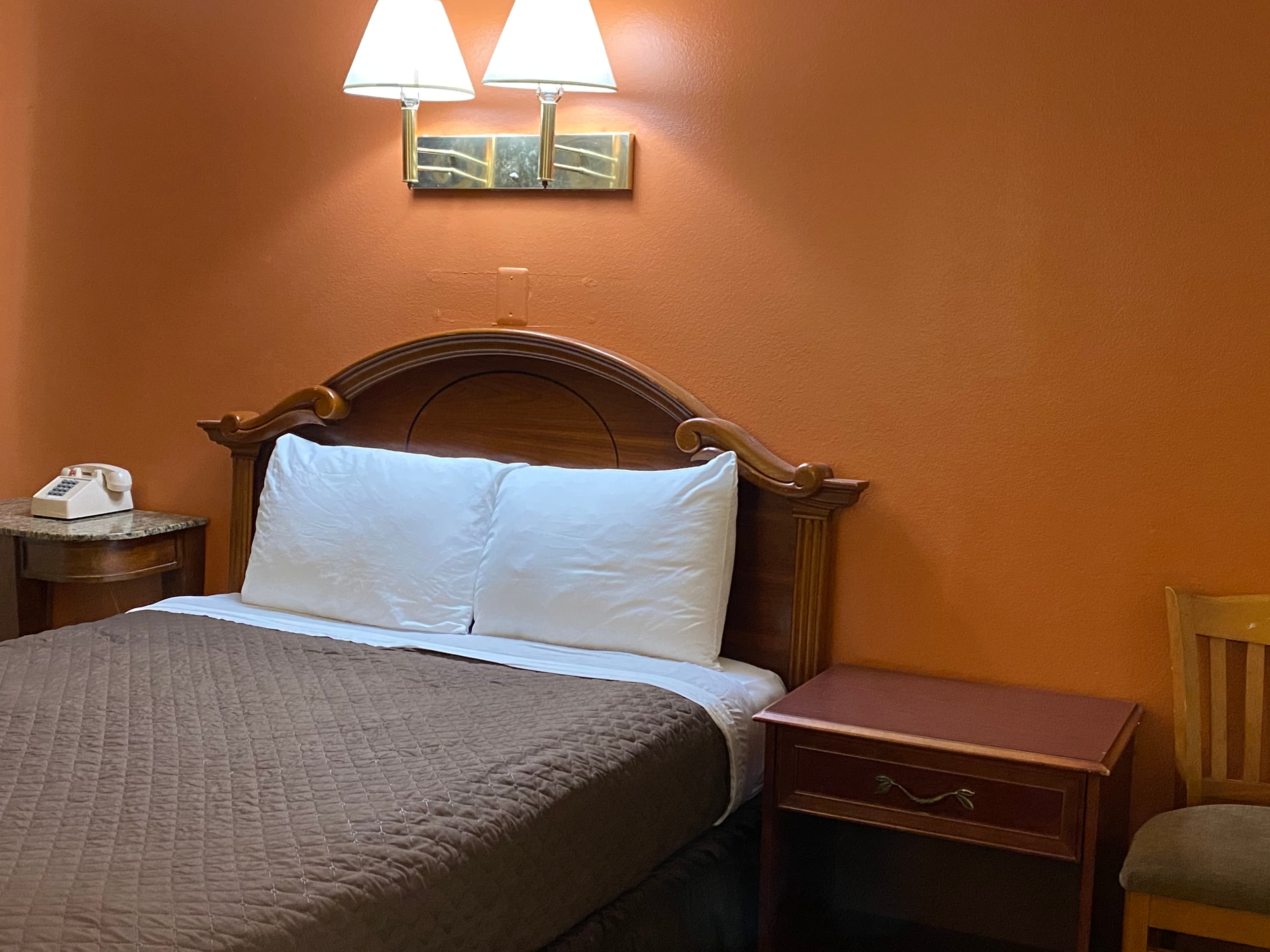 Non Smoking Queen Bed - Image 1