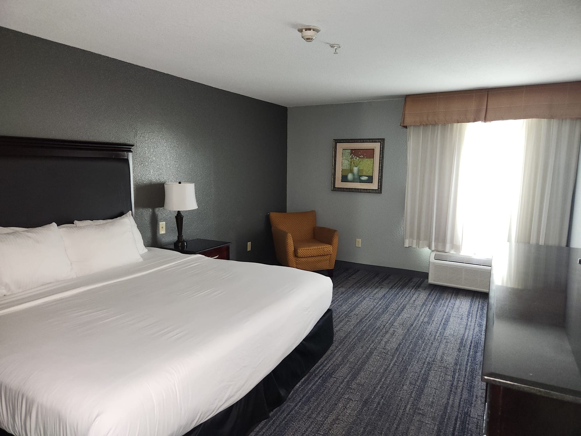 Non Smoking King Bed - Image 1