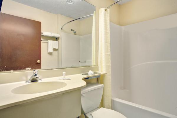 Smoking Queen Suite Bathroom