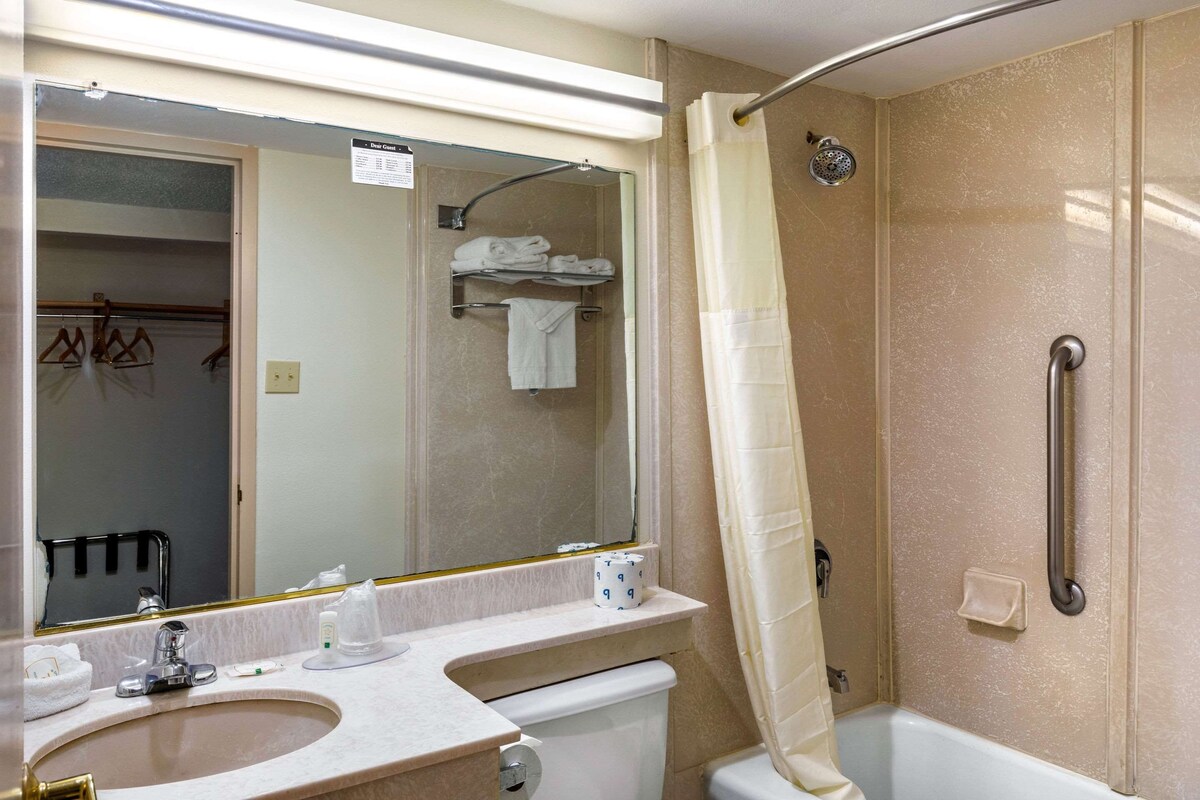 NS King Bed Bathroom