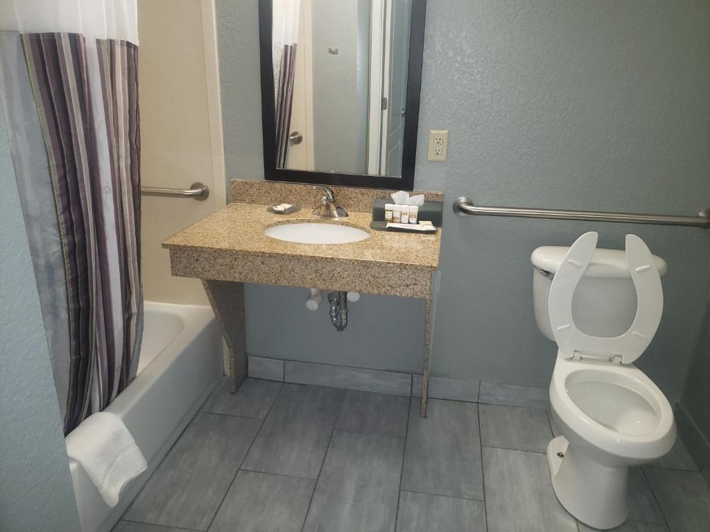Non Smoking King Bed Bathroom