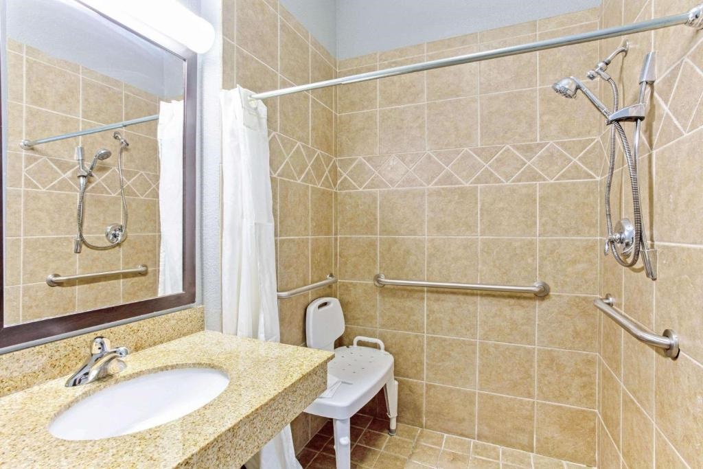Non Smoking Handicap King Bed Bathroom