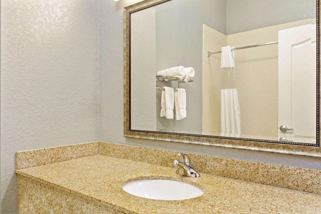Non Smoking King Bed Deluxe Sink
