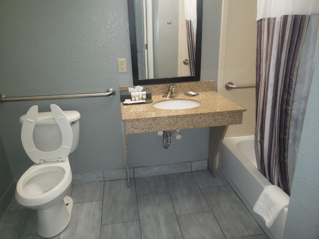 Non Smoking King Bed Bathroom