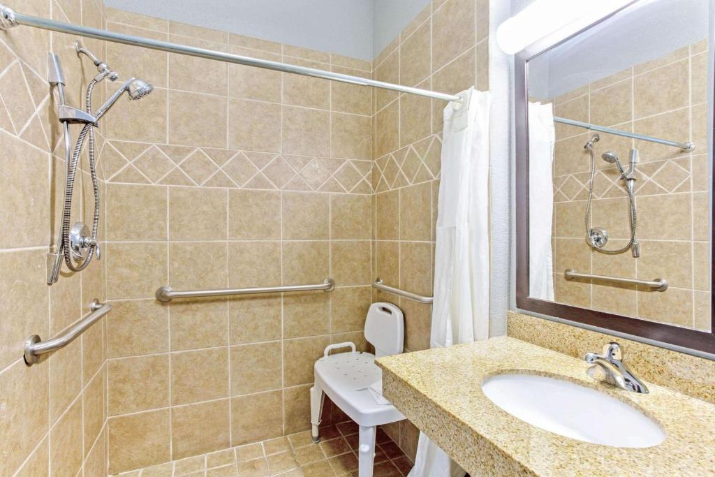 Non Smoking Handicap King Bed Bathroom
