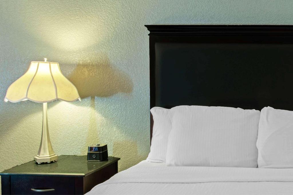 Non Smoking King Bed Lamp