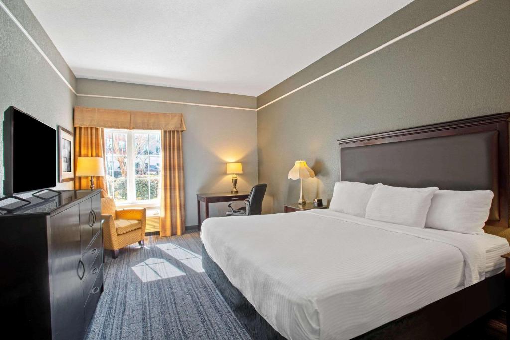 Non Smoking Handicap King Bed