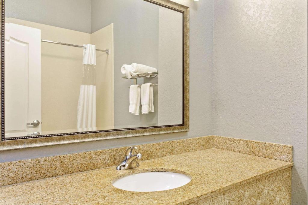 Non Smoking King Bed Deluxe Sink